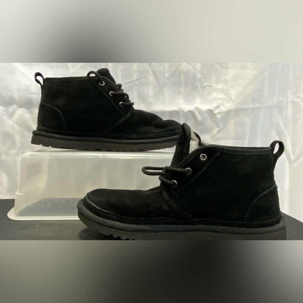 🖤 UGG Neumel Chukka Boots Men’s Size 10 – Black Sheepskin Suede 🖤
